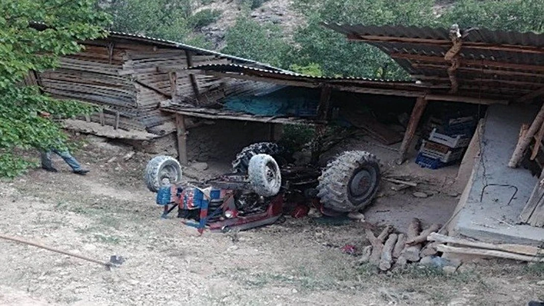 Traktör ters döndü,sıkışan sürücüyü itfaiye kurtardı