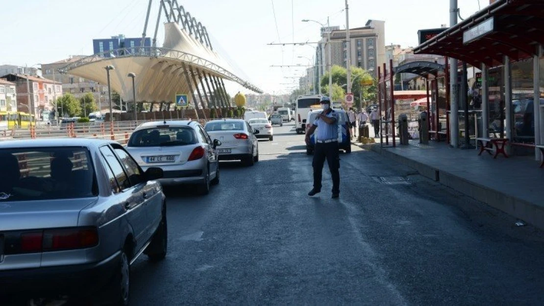 Trambüs Güzergâhına Park Eden Araç Sürücüleri Uyarıldı