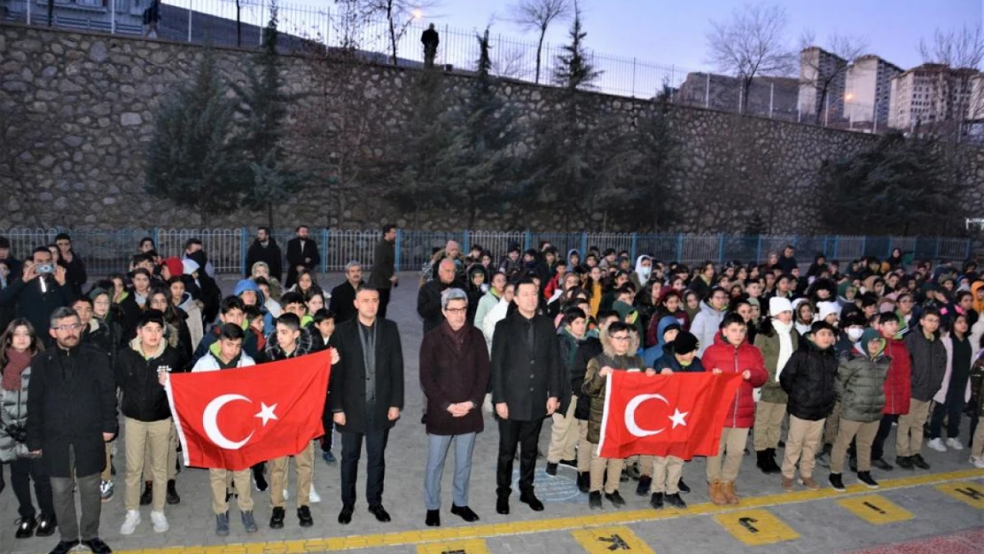 Tüm Okullarda Şehitlerimiz İçin Saygı Duruşunda Bulunuldu