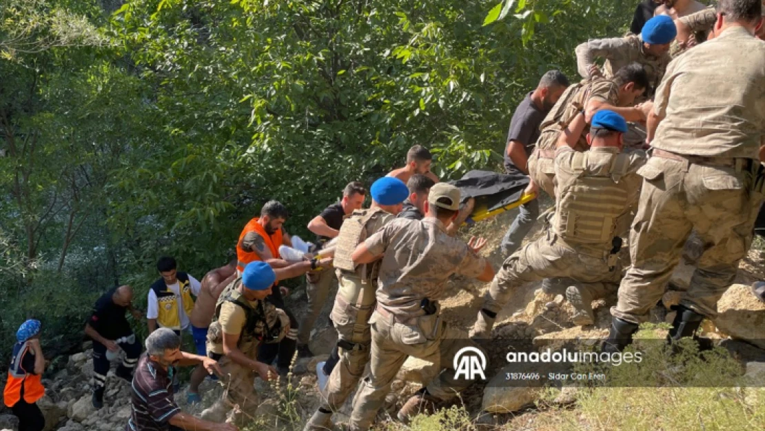 Tunceli'de serinlemek için Pülümür Çayı'na giren kişi boğuldu