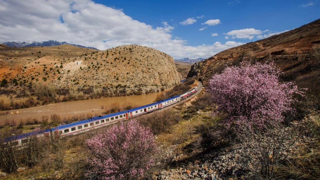 Turistik Tatvan Treni, 1262 Km Mesafeyi 28 Saatte Tamamlayacak