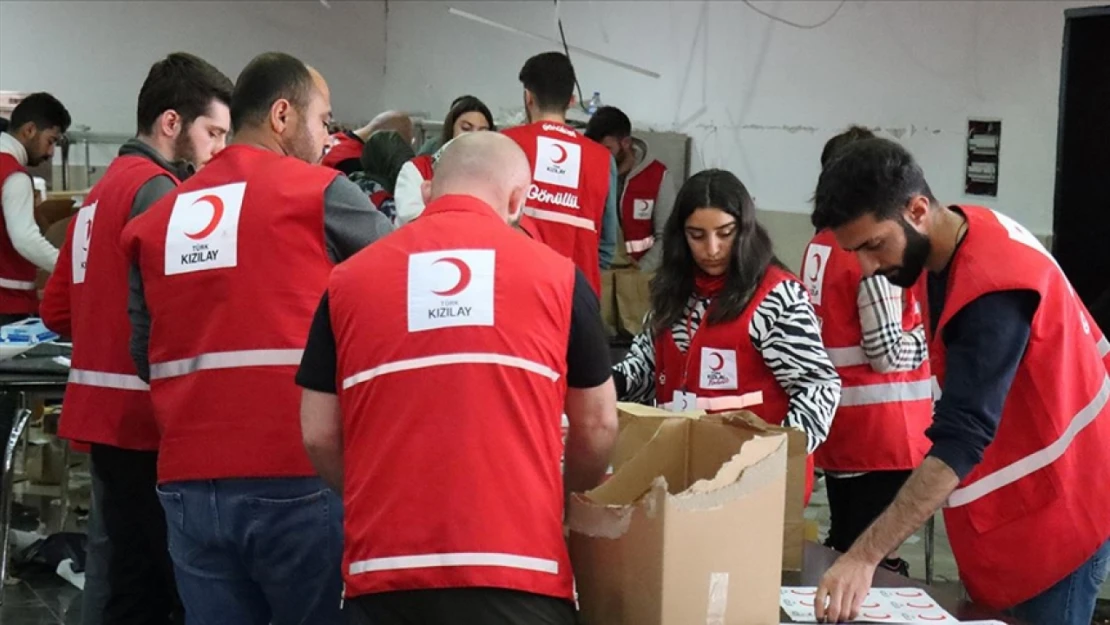 Türk Kızılay, Doğanşehir'de depremzedelere yardım paketleri dağıttı