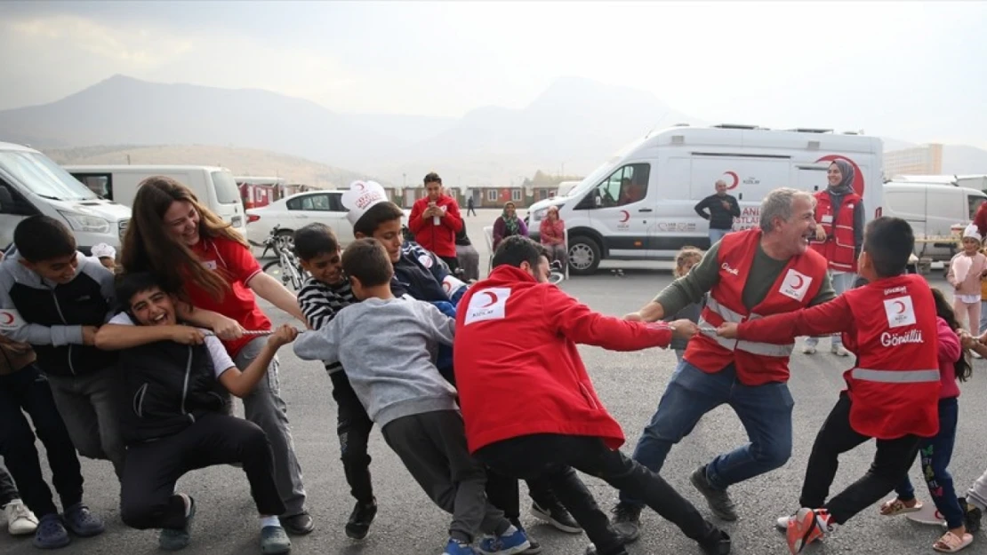 Türk Kızılay gönüllüleri Malatya'da depremzede çocuklarla sokak oyunları oynadı