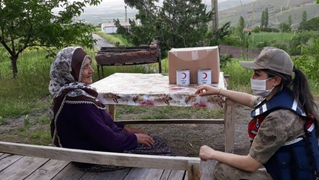 Türk Kızılayı ve Jandarmadan gıda paketi dağıtımı