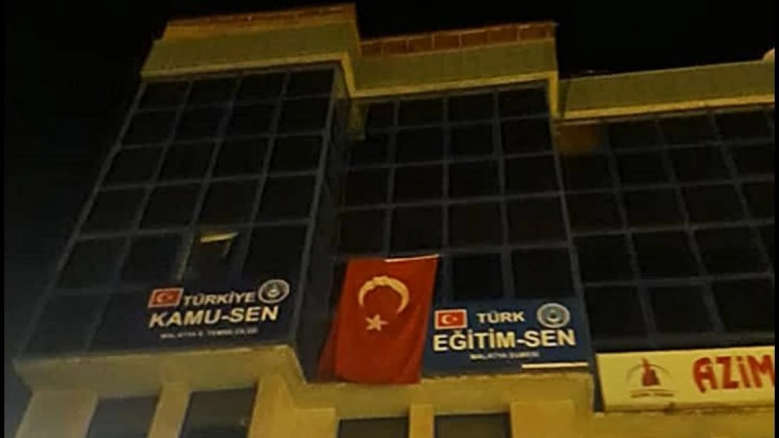 Türkiye Kamu Sen İl Temsilciliğinden Evlere Ve İşyerlerine Bayrak Asma Kampanyası!..