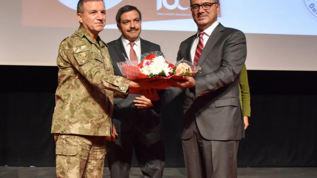 Malatya Turgut Özal Üniversitesinde Cumhuriyetin Yüzüncü Yılında Türk Demokrasisi Konferansı Düzenlendi.