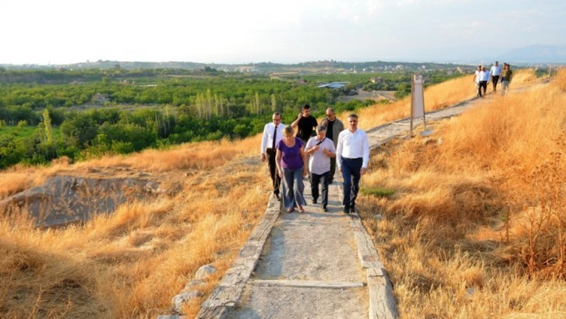 Vali Baruş Arslantepe Höyüğü'nde İncelemelerde Bulundu