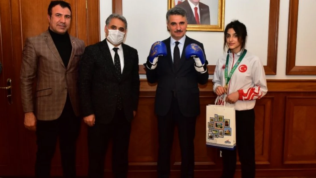 Vali Baruş, Avrupa Muaythai Şampiyonu Eylül Aslan'ı Makamında Kabul Etti