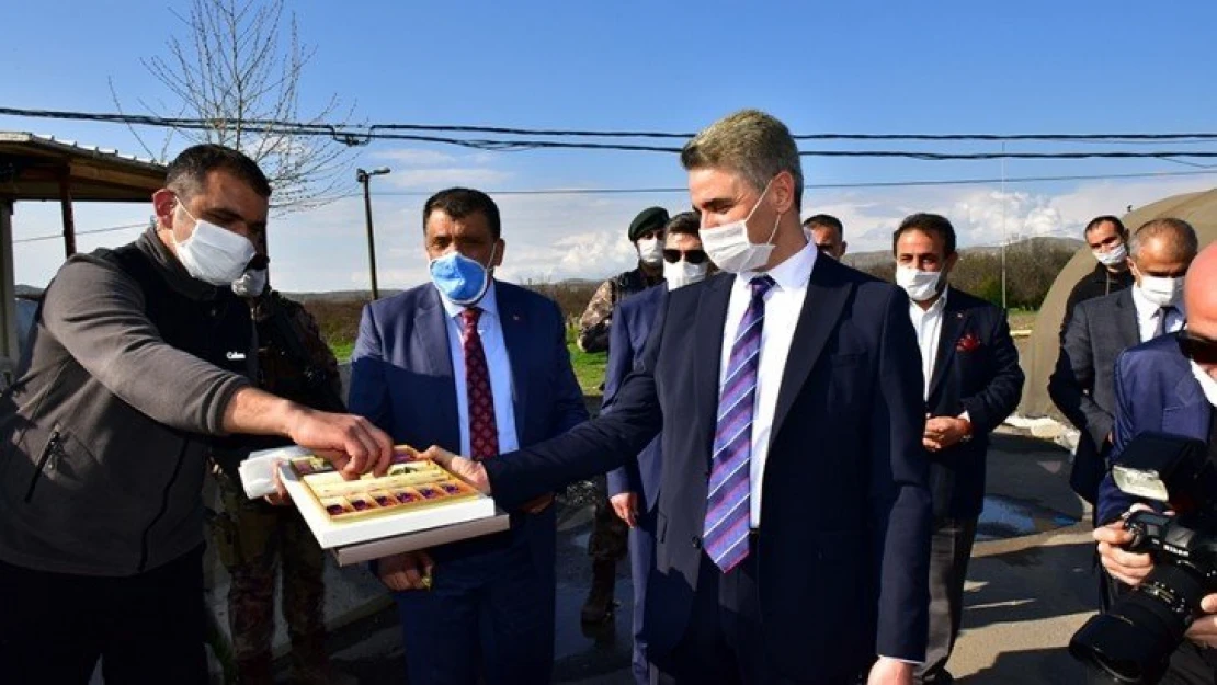 Vali Baruş Polis Teşkilatının 175'ci Yılını Yol Kontrol Noktasında Kutladı