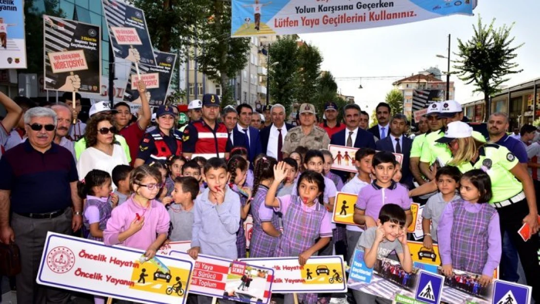 Vali Baruş 'Yaya Geçidi Nöbeti Etkinliğine' Katıldı