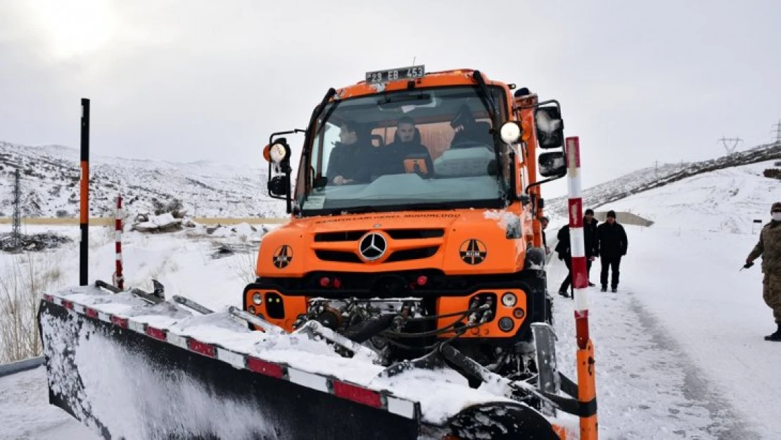 Vali Baruş Yol Açma-Yol Temizleme Çalışmalarına Katıldı