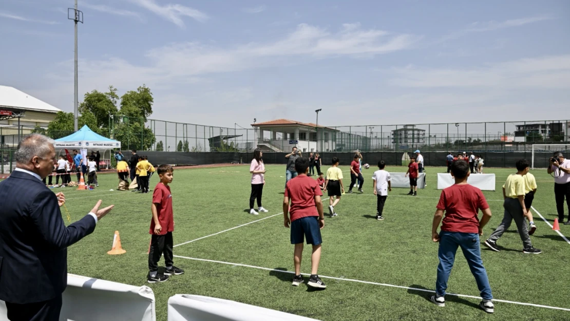 Vali Ersin Yazıcı Yeşiltepe Spor Kompleksinde Çocuklarla Buluştu
