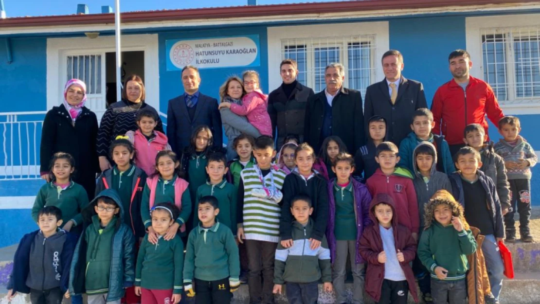 Vali Hulusi Şahin'in Eşi Malatya Gönül Elçileri Temsilcisi Ebru Şahin Köy Okullarını Ziyaret Etti.