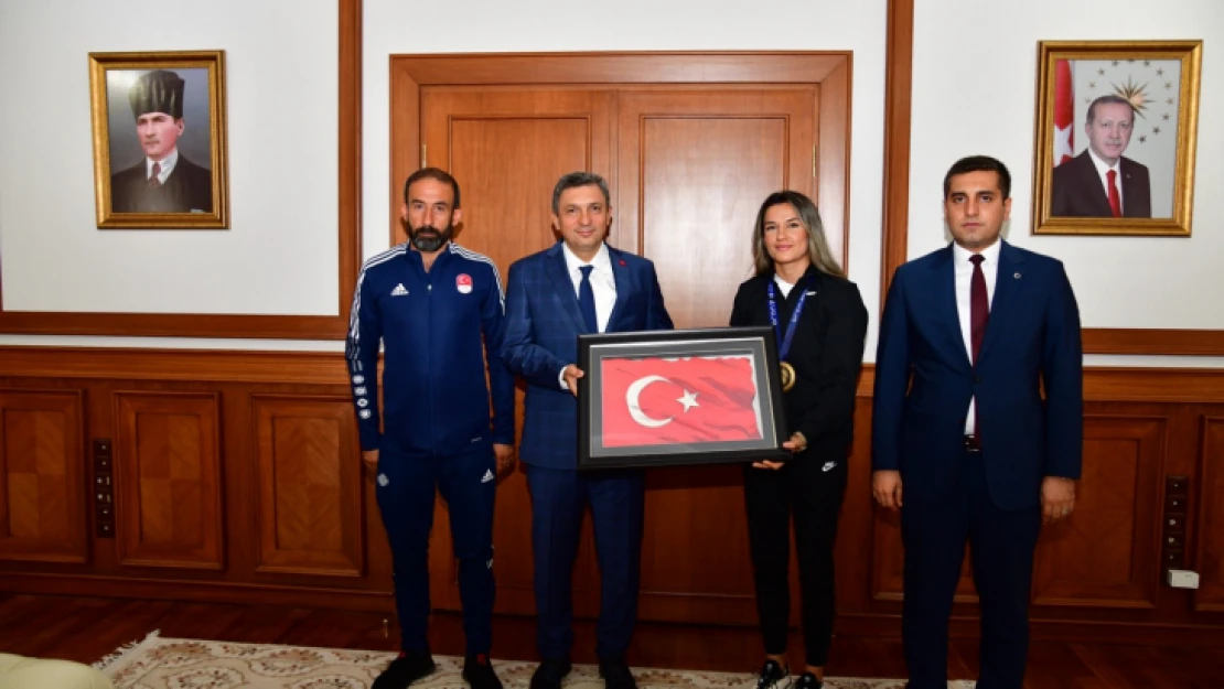 Vali Hulusi Şahin Milli Sporcu Hatice Akbaş'ı Kabul Etti