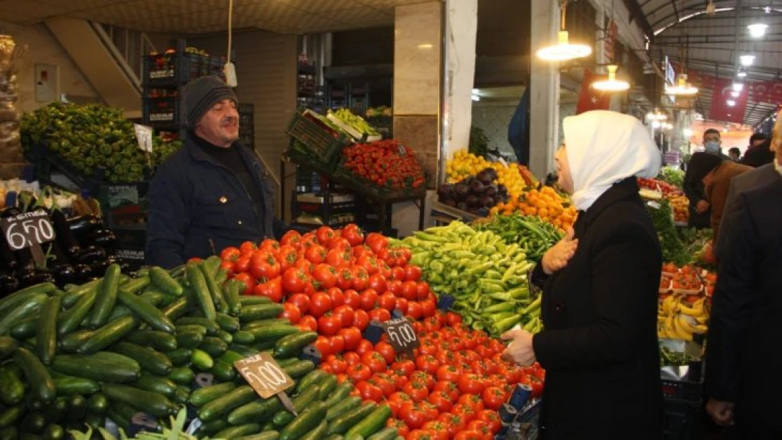 Yaş Sebze ve Meyve Pazarı'ndaki esnafı ziyaret etti.