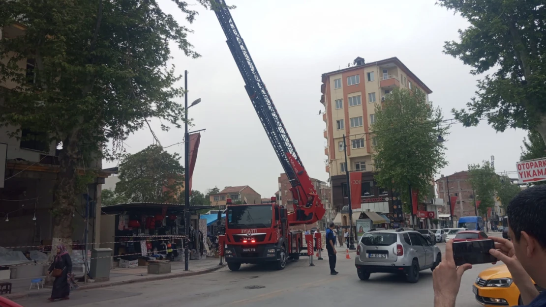 Yayalar İçin Tehlike Oluşturacak Çatı Malzemeleri Kaldırıldı