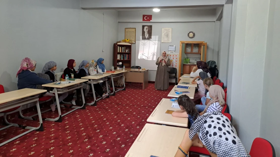 Yaz Kur'an kurslarında 'bağımlılık' semineri verildi