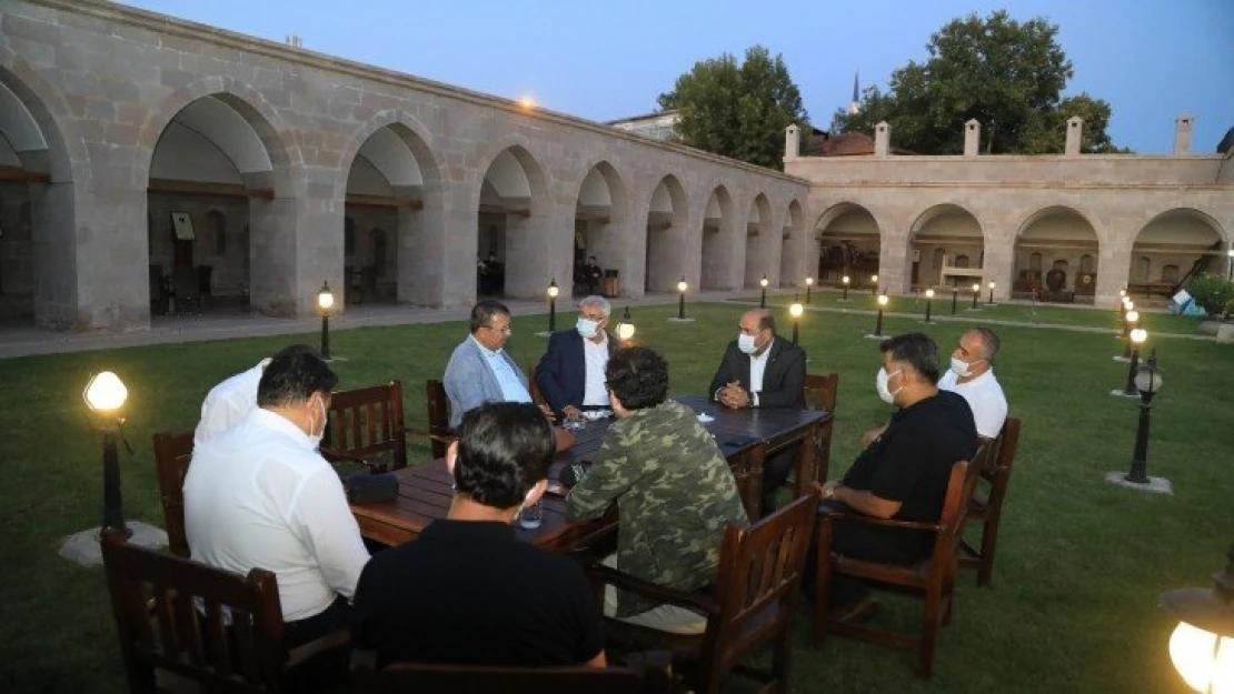 Yazar Hayati İnanç, Battalgazi Belediye Başkanı Osman Güder'in onur konuğu oldu