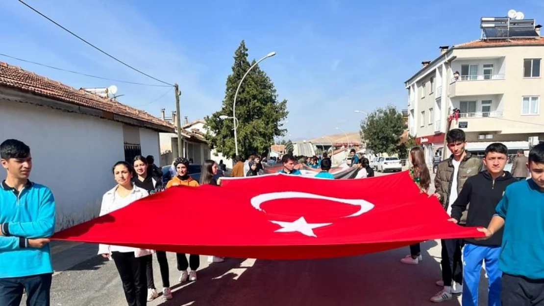 Yazıhan'da Cumhuriyet'in 100. yılı dolayısıyla kortej yürüyüşü düzenlendi