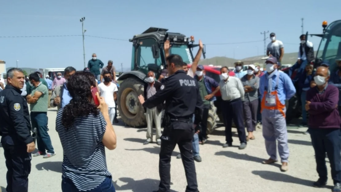 Yazıhanlı Çiftçilerden 'Sosyal Mesafeli' Su Protestosu