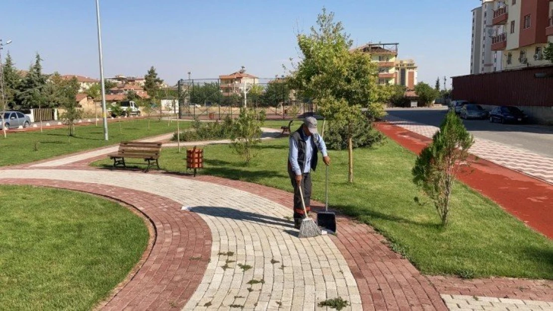 Yeşilyurt Belediyesi Ekipleri, Park Alanlarında Covid-19 Önlemlerini Artırdı