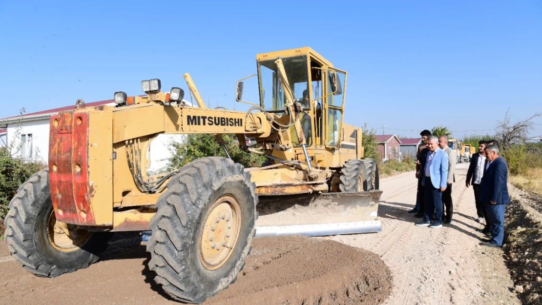 Yeşilyurt Belediyesi Fen İşleri Müdürlüğü, Topraktepe Mahallesinin Yollarını Yeniliyor