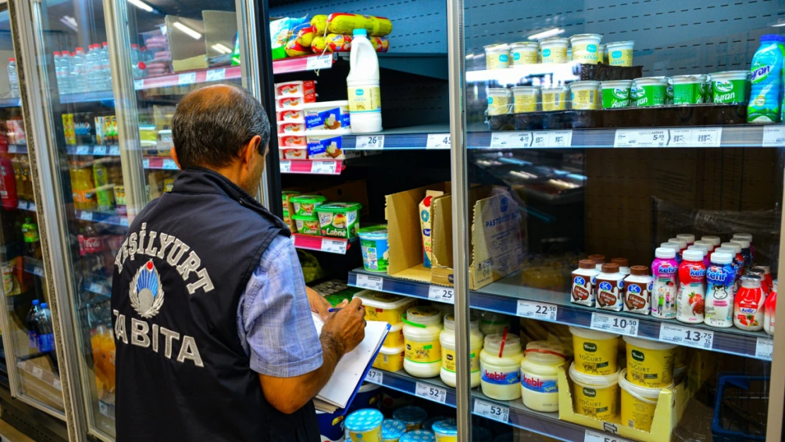 Yeşilyurt Belediyesi Zabıta Müdürlüğü, Halk Sağlığını Tehdit Eden Ürünlere Geçit Vermiyor