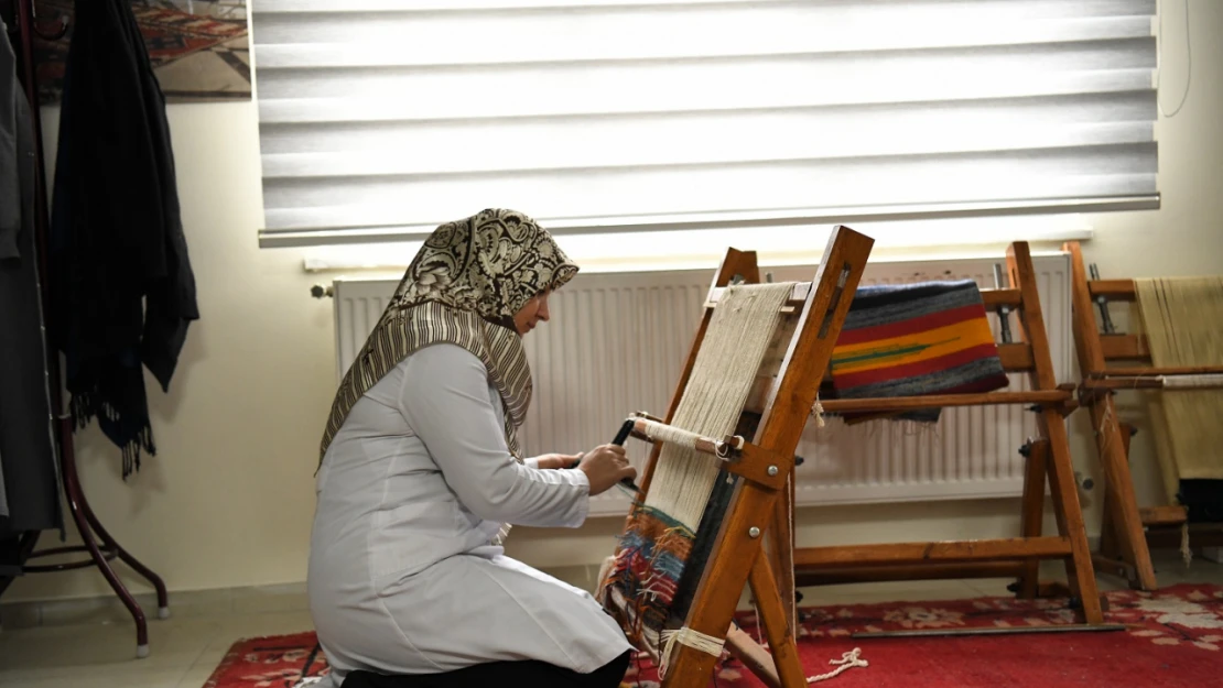 Yeşilyurt'lu Kadınlar, Geleneksel Halı Dokumacılığını Yaşatıyorlar