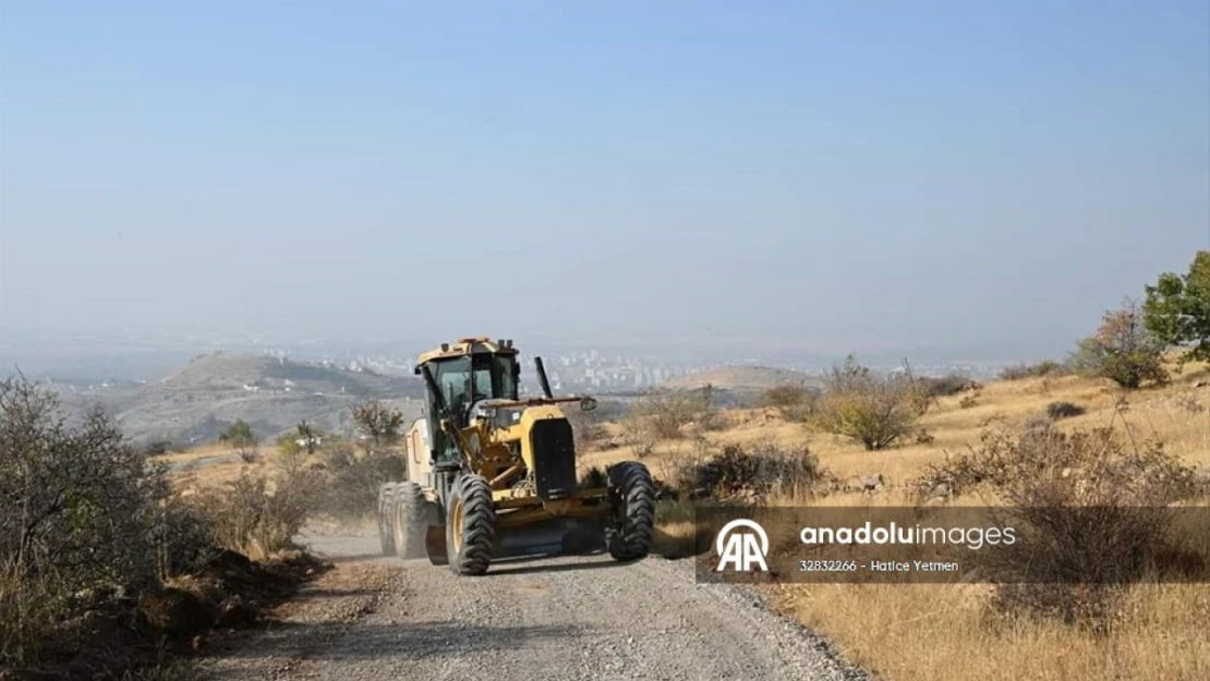 Yeşilyurt'ta depremlerde hasara uğrayan yollar onarılıyor