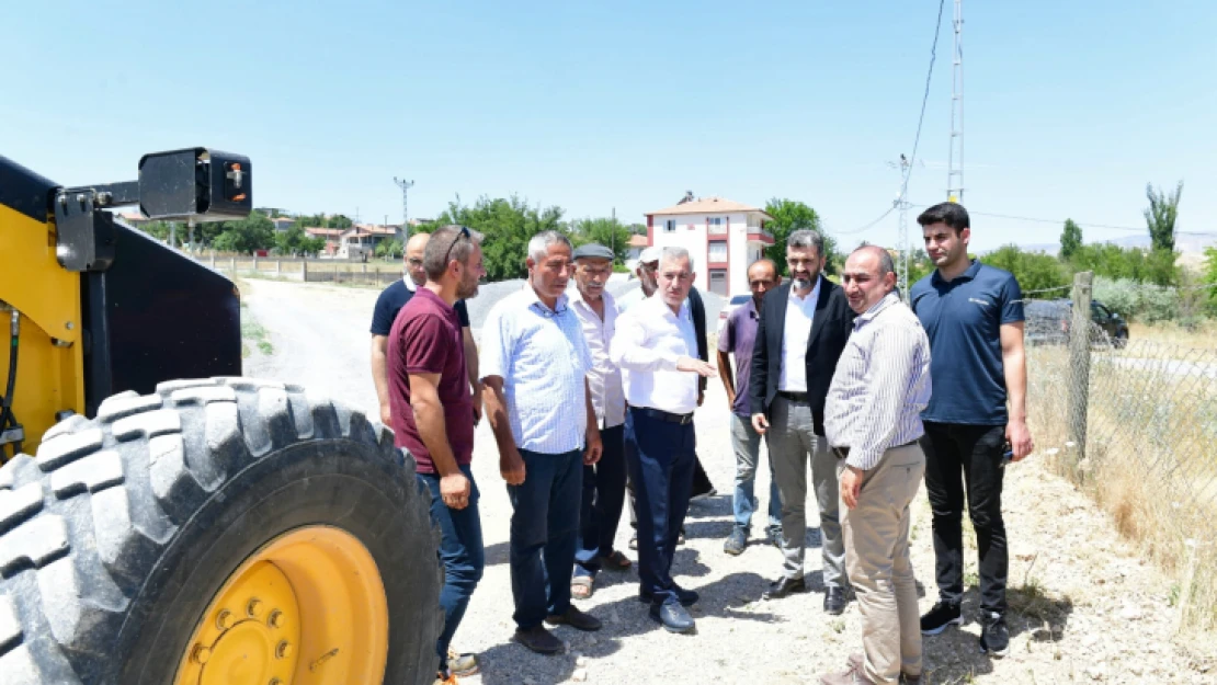 Yeşilyurt'un Kırsal Bölgelerinde Yol Yenileme Hizmetleri Ağırlık Kazandı