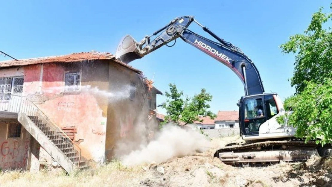 Yeşilyurt'ta Metruk Binalar Teker Teker Ortadan Kaldırılıyor