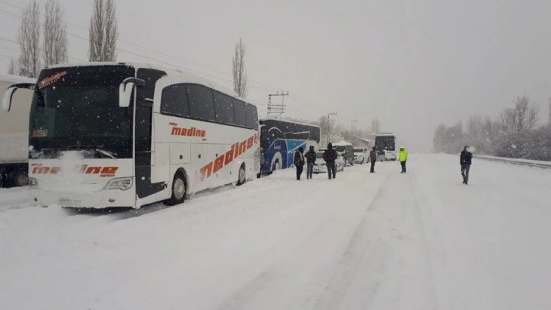 Yoğun Kar Yağışı Yolları trafiğe kapadı