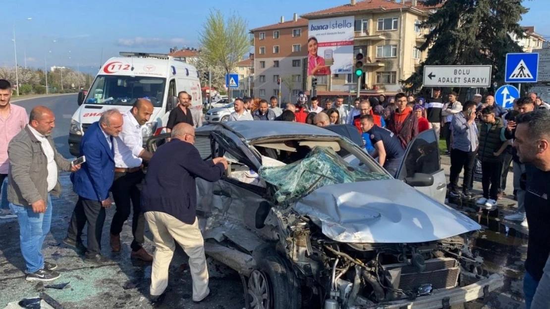 Yolcu otobüsüne çarpan otomobildeki 2 kişi öldü, 1 kişi yaralandı