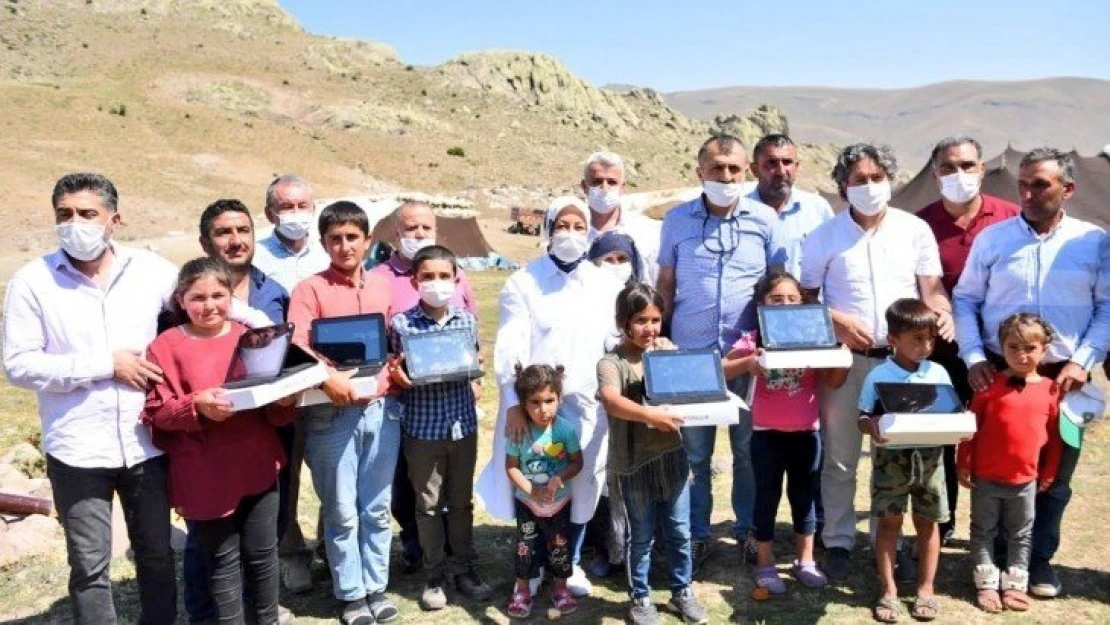 'Ziya Öğretmenleri' yayladaki çocuklara tablet bilgisayar gönderdi