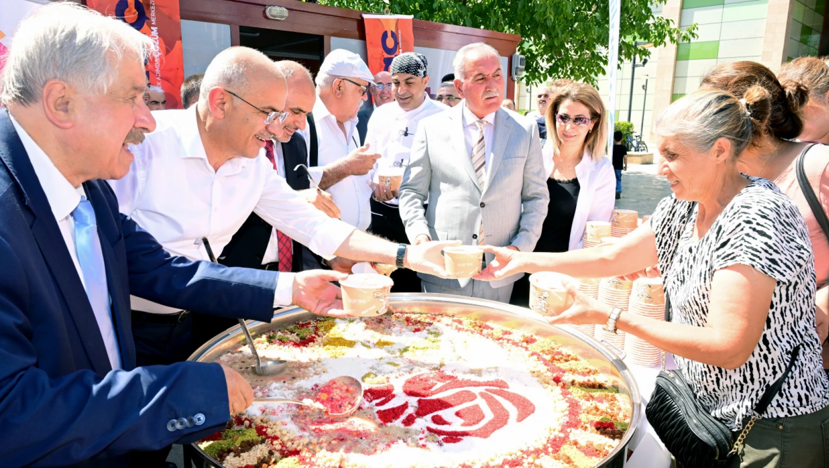 Başkan Sami Er Aşure Dağıtım Programı'nda Vatandaşlarla Bir Araya Geldi