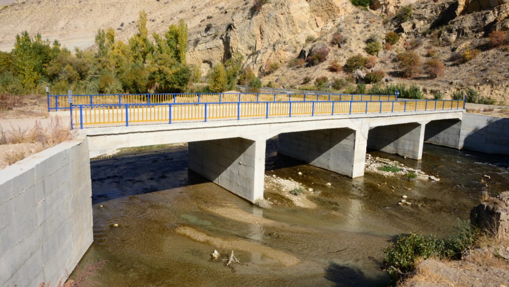 Büyükşehir Belediyesi Yol Güvenliğini Artırmak İçin Köprü, Menfez Ve Taş Duvar İnşa Ediyor