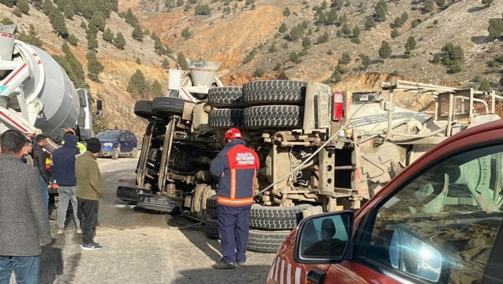 Doğanşehir'de devrilen beton mikserinin sürücüsü yaralandı