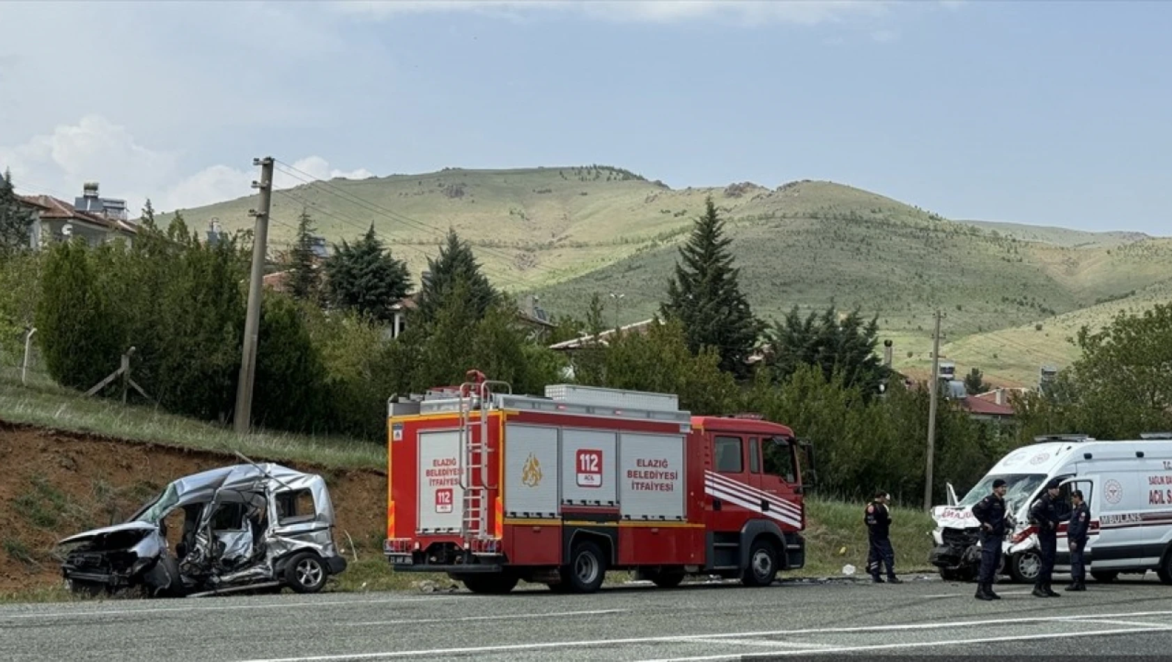 Elazığ'da ambulans ile hafif ticari aracın çarpıştığı kazada, 6 kişi yaralandı