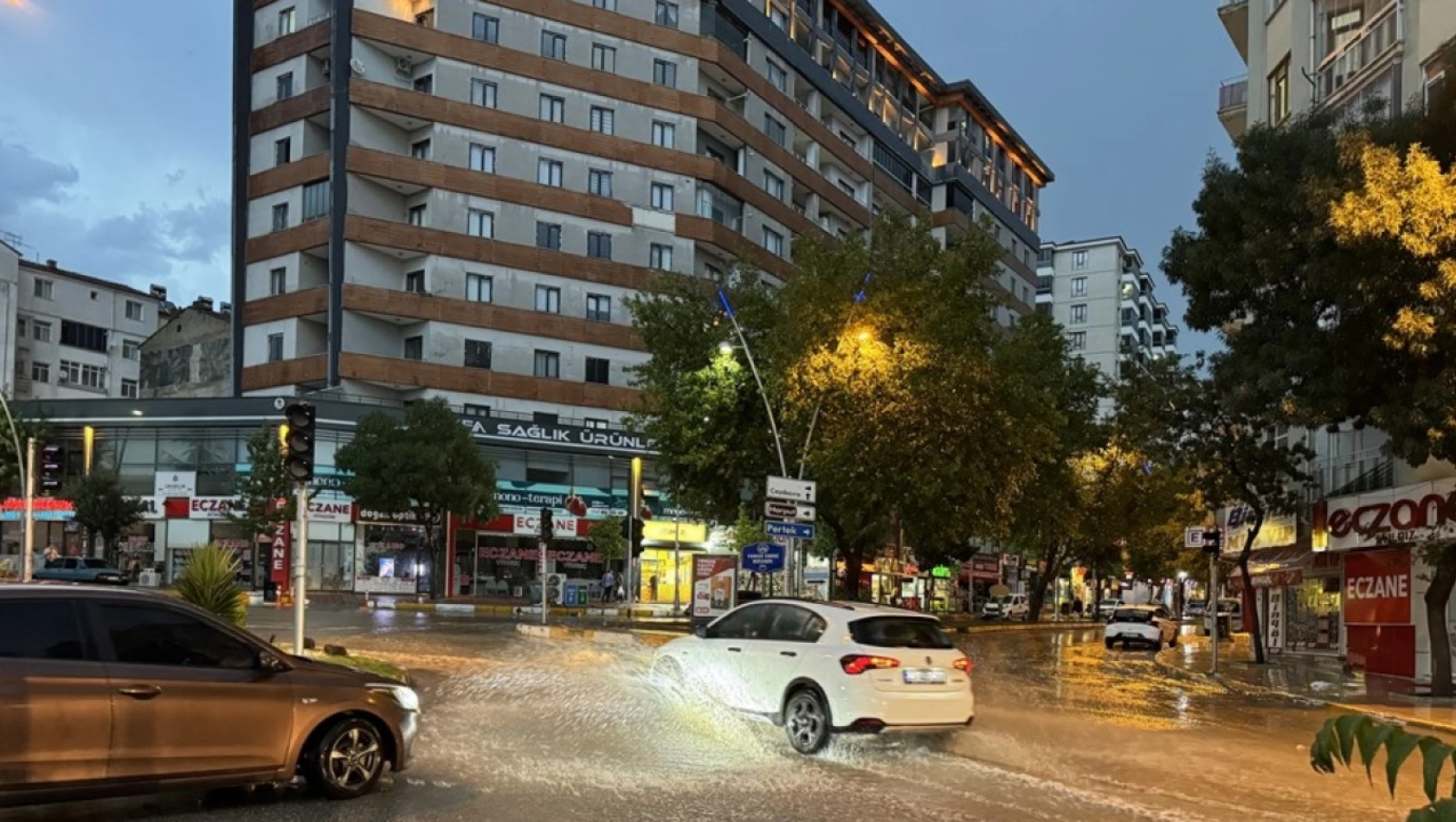 Elazığ'da sağanak hayatı olumsuz etkiledi