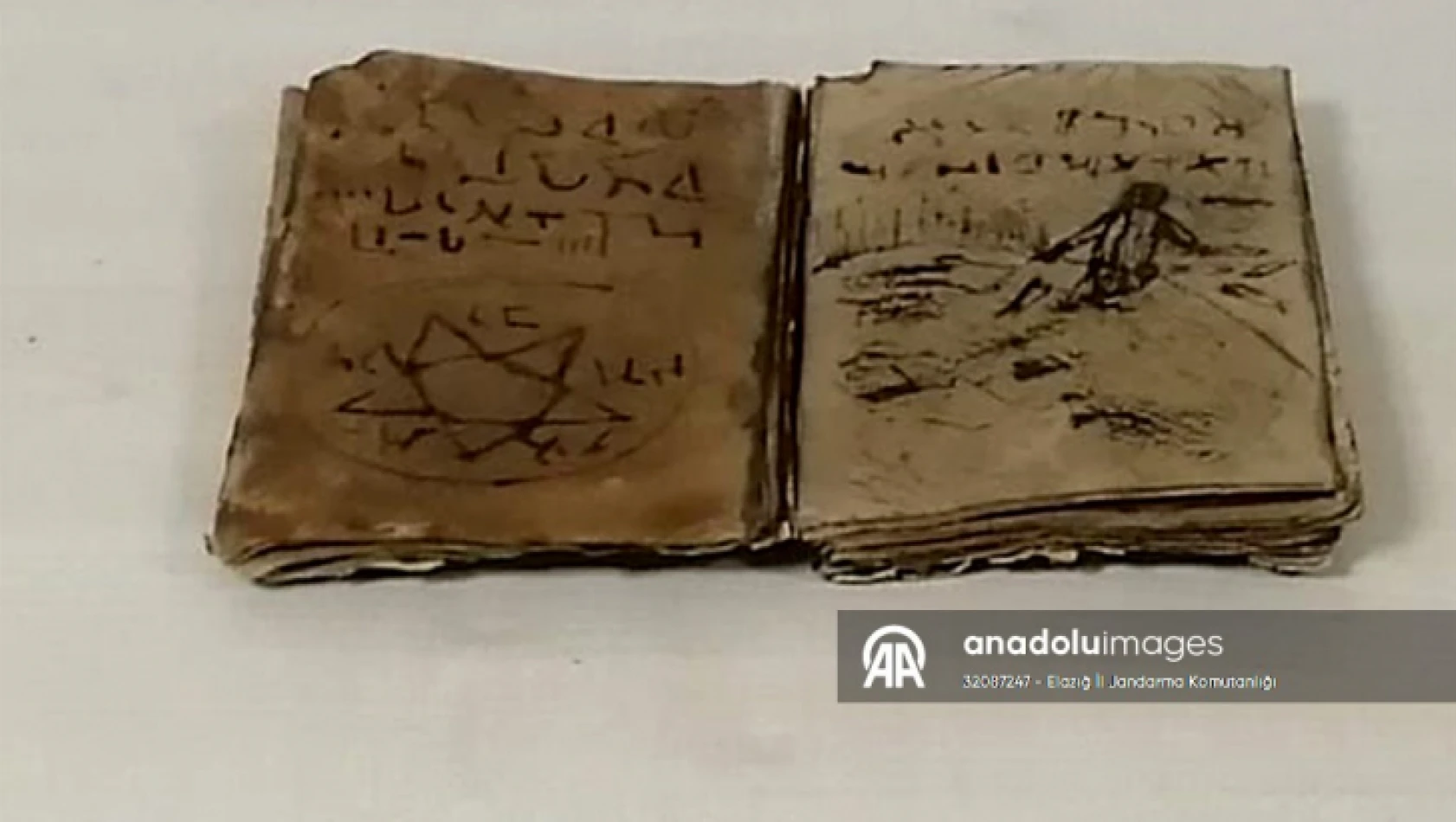 Elazığ'da tarihi olduğu değerlendirilen kitabı satmak isteyen şüpheli suçüstü yakalandı