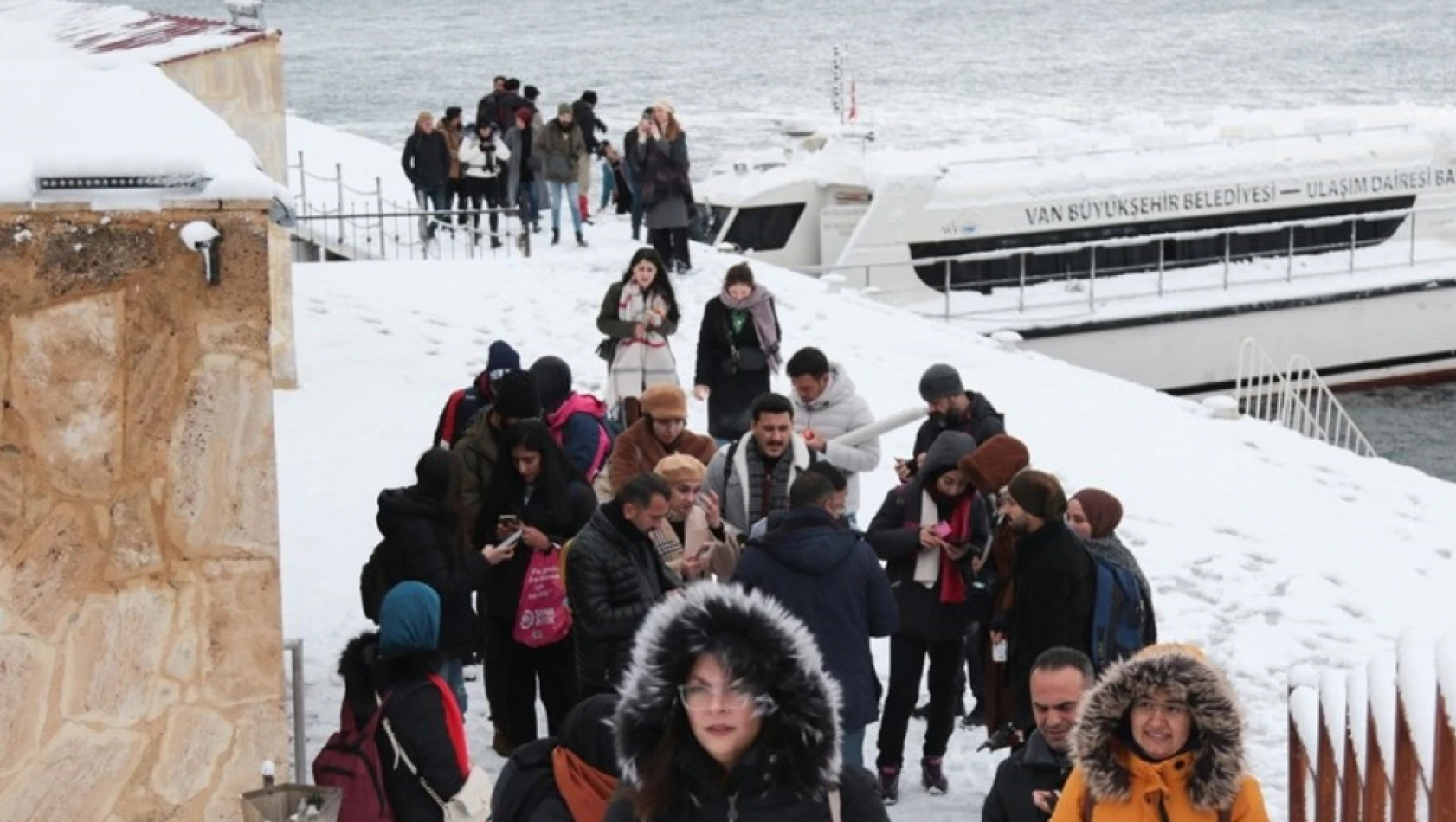 Fotoğrafçılık kursu öğrencileri karla kaplanan Akdamar Adası'nı fotoğrafladı