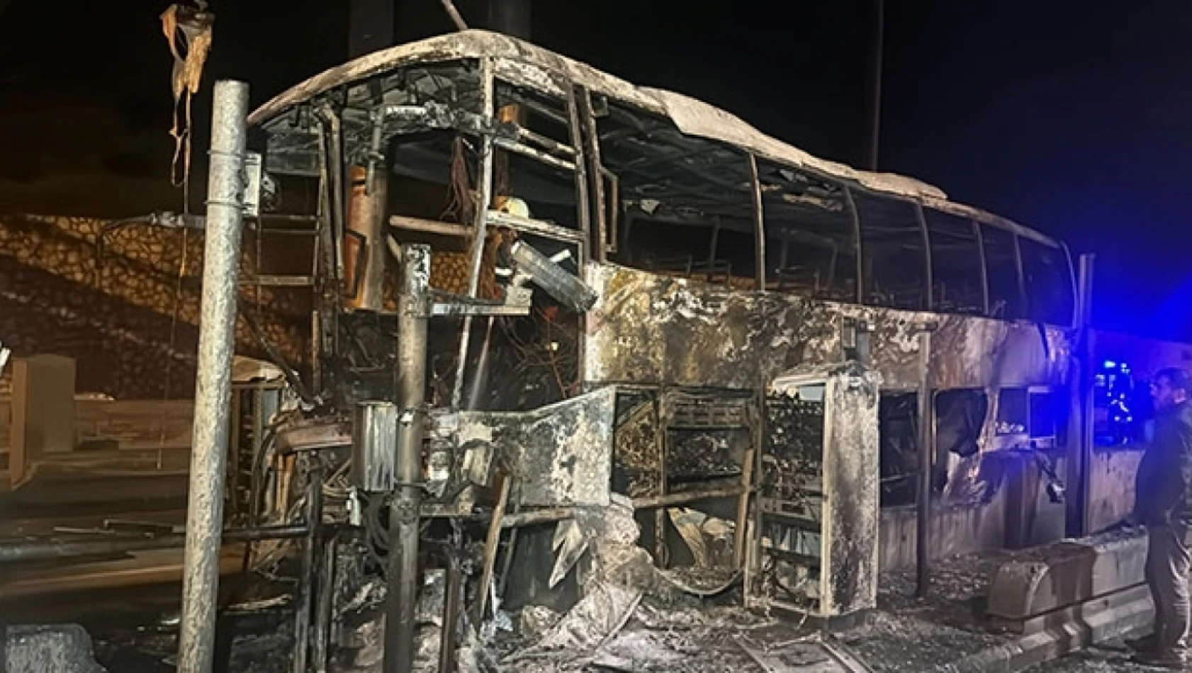 Gişe bariyerine çarparak alev alan yolcu otobüsündeki 6 kişi yaralandı