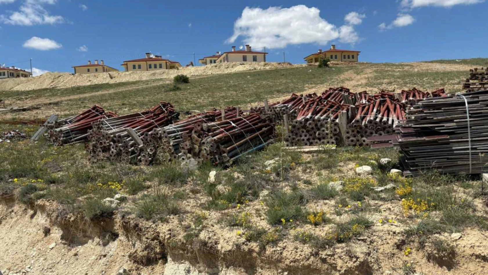 Hırsızlar gözlerini deprem konutları inşaatlarına dikti