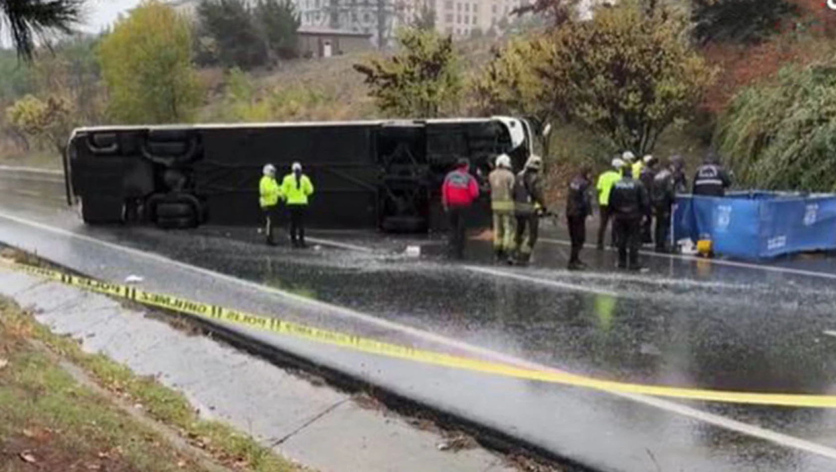 İstanbul'da yolcu otobüsü devrildi: 2 ölü 15 yaralı