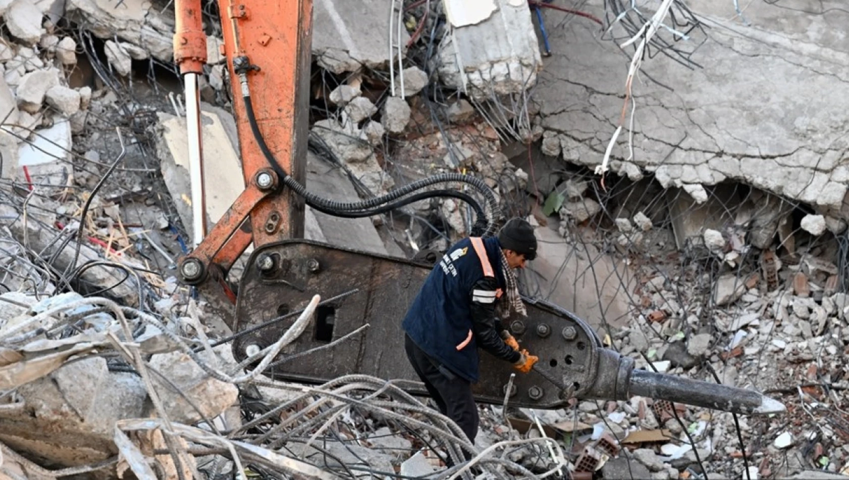 Malatya'da ağır hasarlı binaların yıkımı sürüyor