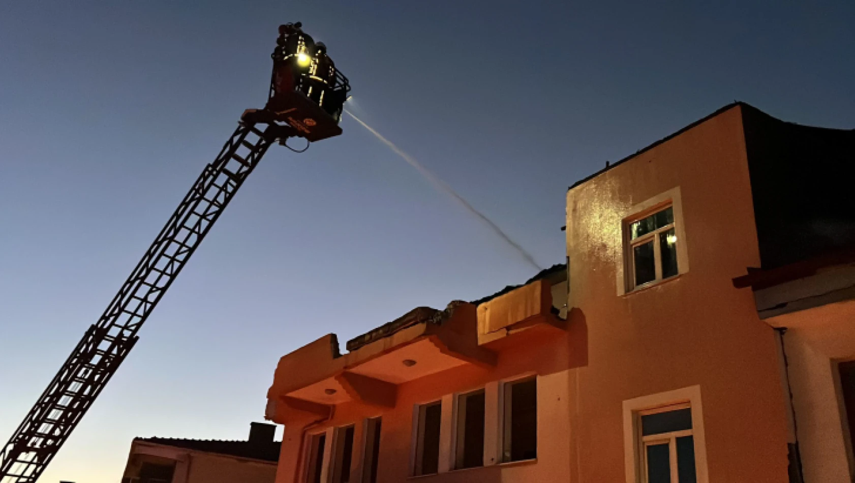 Malatya'da çatısı yanan binada mahsur kalan kişiyi itfaiye kurtardı
