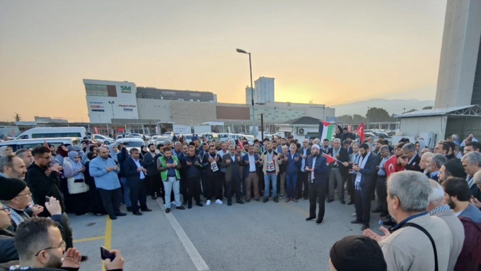 Malatya'da İHH üyeleri İncirlik Üssü'ne gitmek için yola çıktı