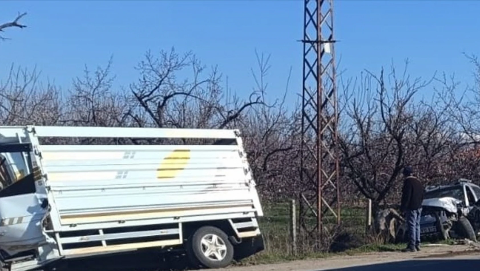 Malatya'da iki kamyonetin çarpıştığı kazada 3 kişi yaralandı