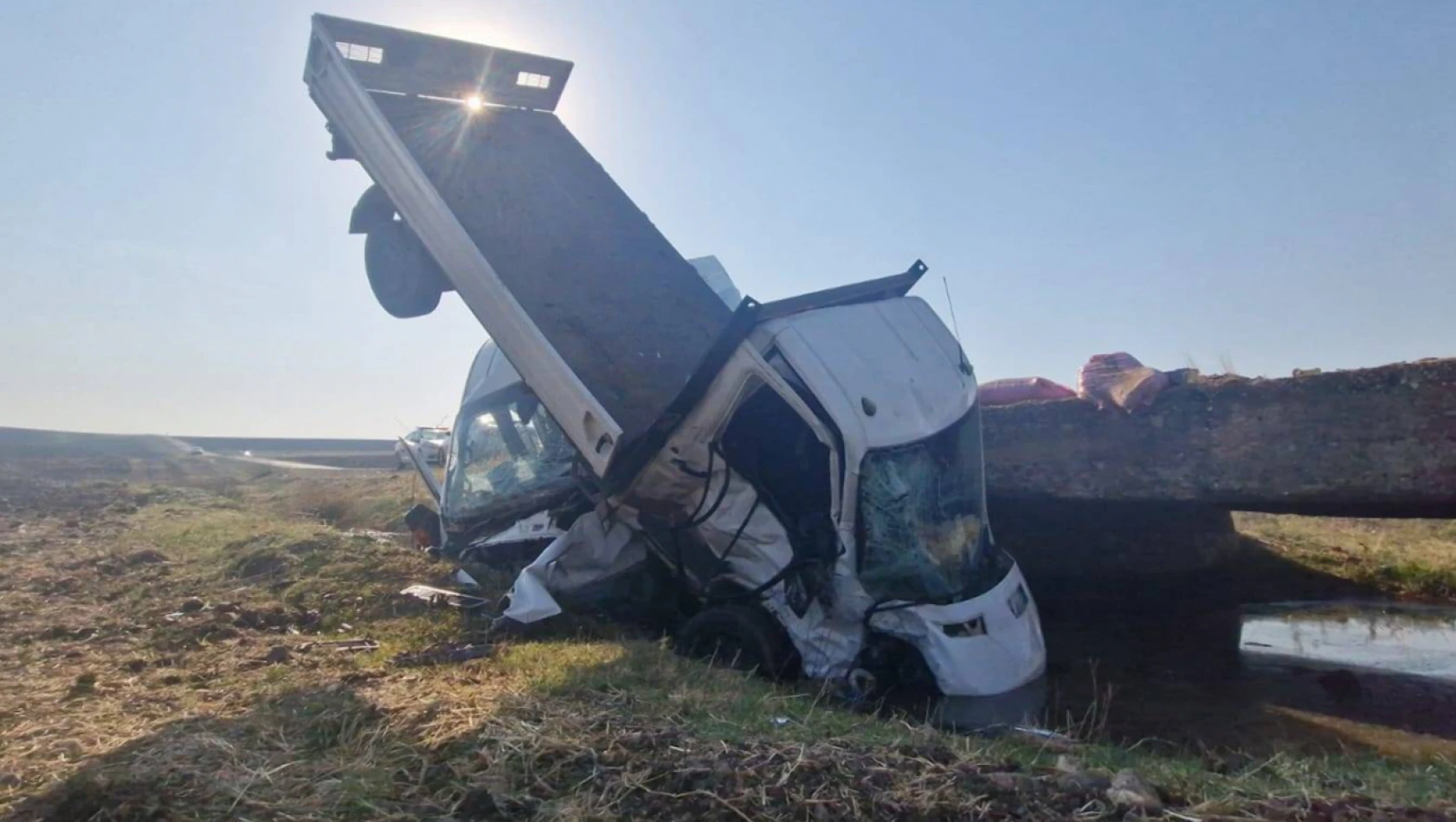 Öğretmen servisi, otomobil ve süt kamyoneti çarpıştı: 17 yaralı