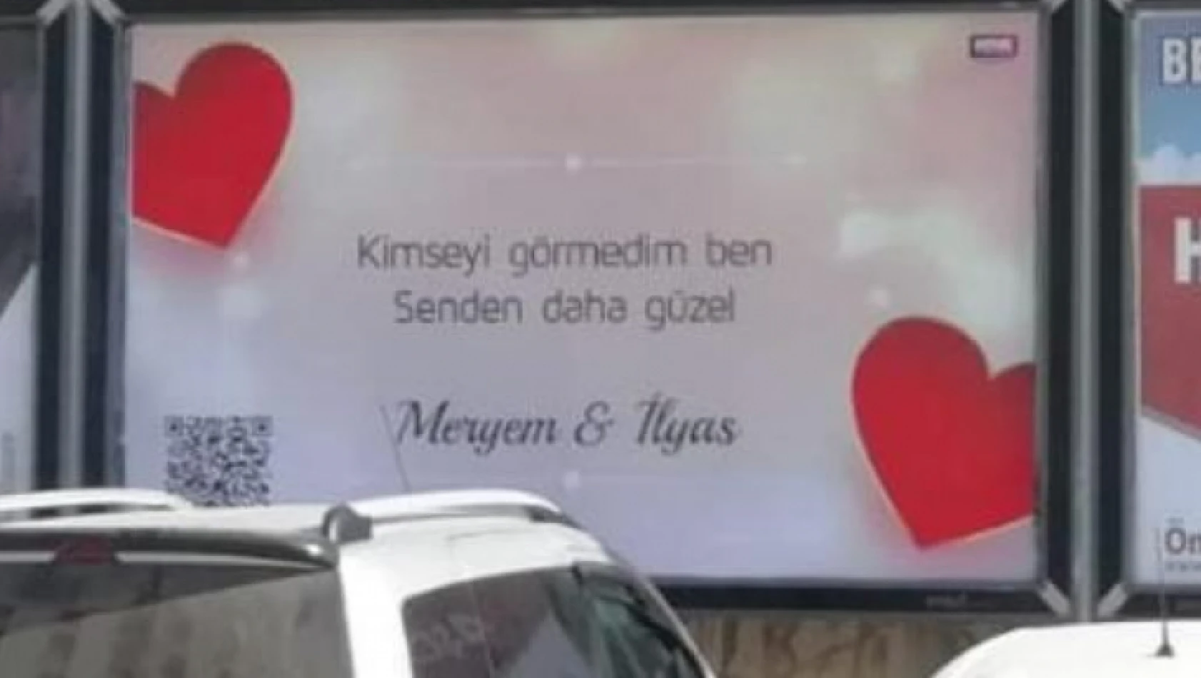 Sevdiği kadına olan aşkını tüm kente duyurdu